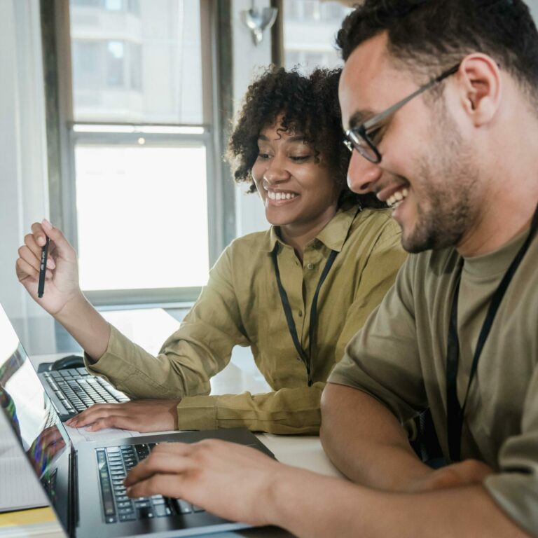 collaborateurs devant ordinateur